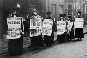 La famiglia naturale, suffragette