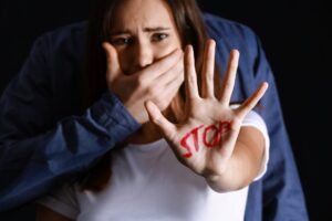 La famiglia natutale, violenza sulle donne