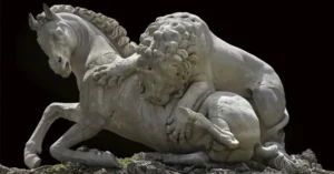 Dio è un predatore?, statua antica