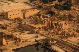 Gesù e gli Dei: L'equivoco della guerra al politeismo, Palazzo del Faraone